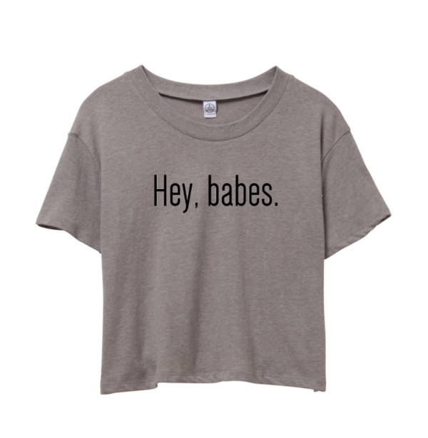 Grey cropped tee with the words, "Hey, babes."